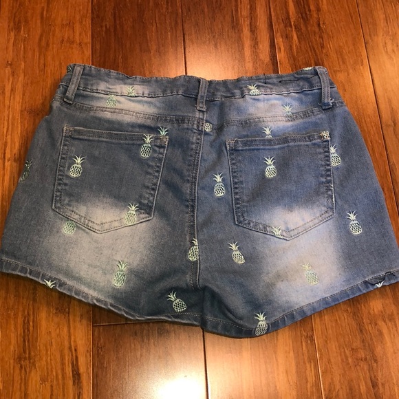 Woman’s crown and ivy shorts size two - Picture 2 of 3